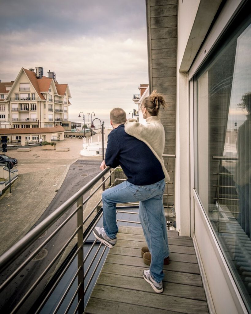 Koppel op het balkon naar de zee aan het kijken
